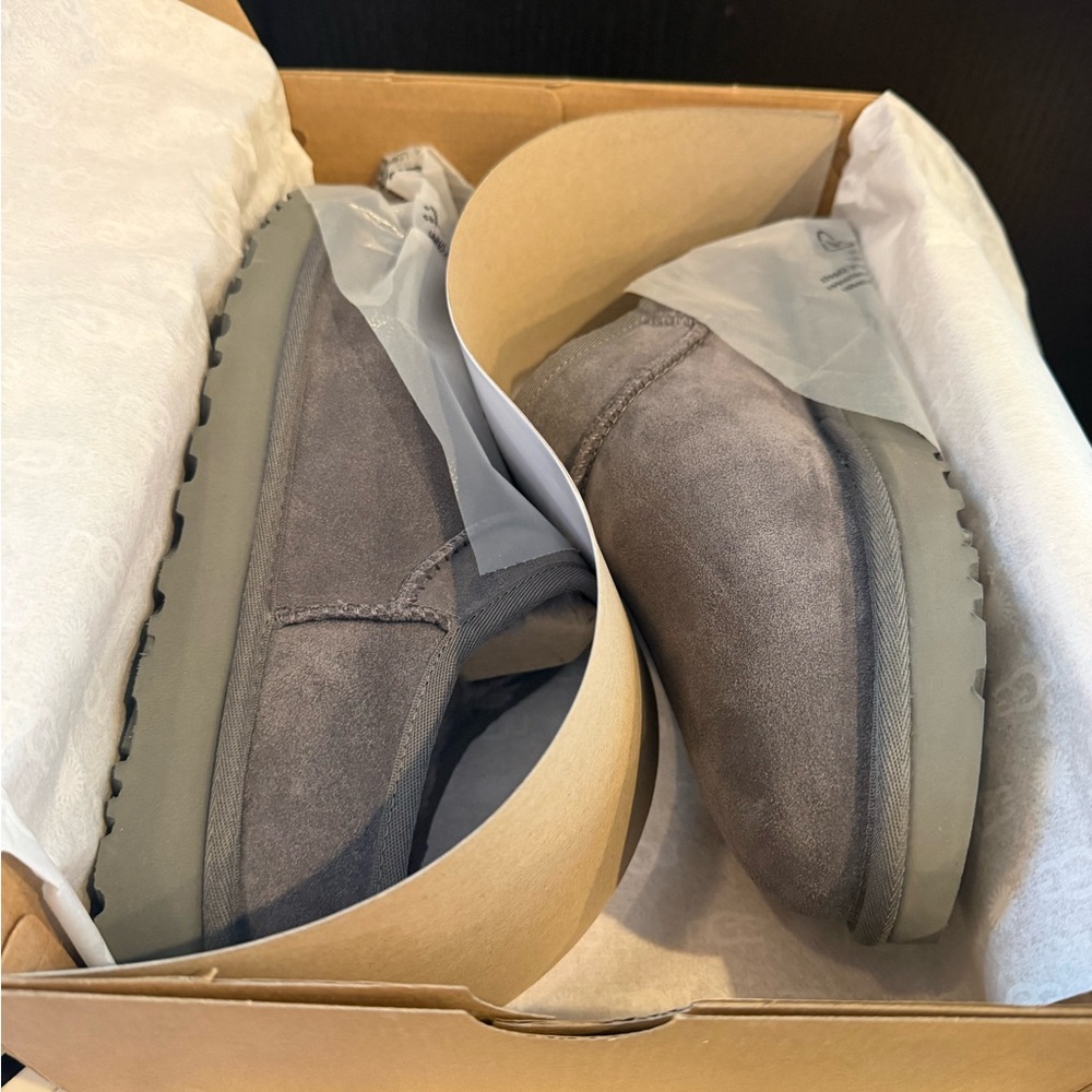🤍 UGG Classic Slipper – Grey – Women’s 9 – NWT – Box Included